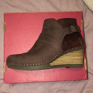 Dansko women’s Shirley ankle wedge bootie 37